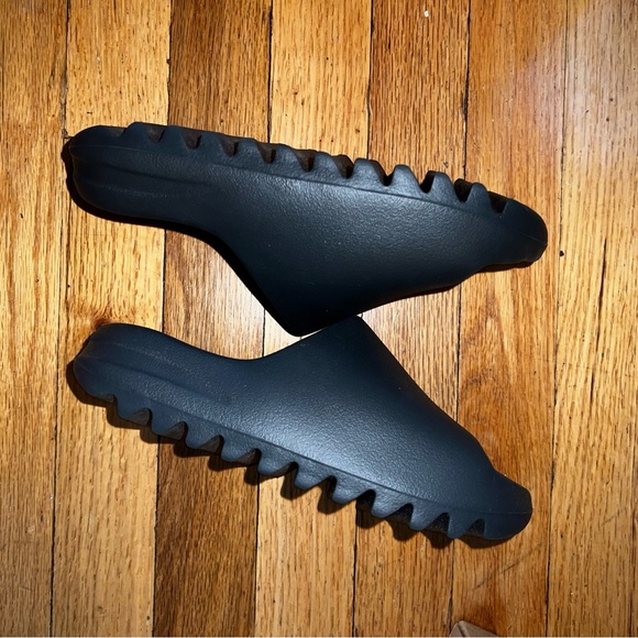 YEEZY SLIDES SIZE 4 - Picture 5 of 10